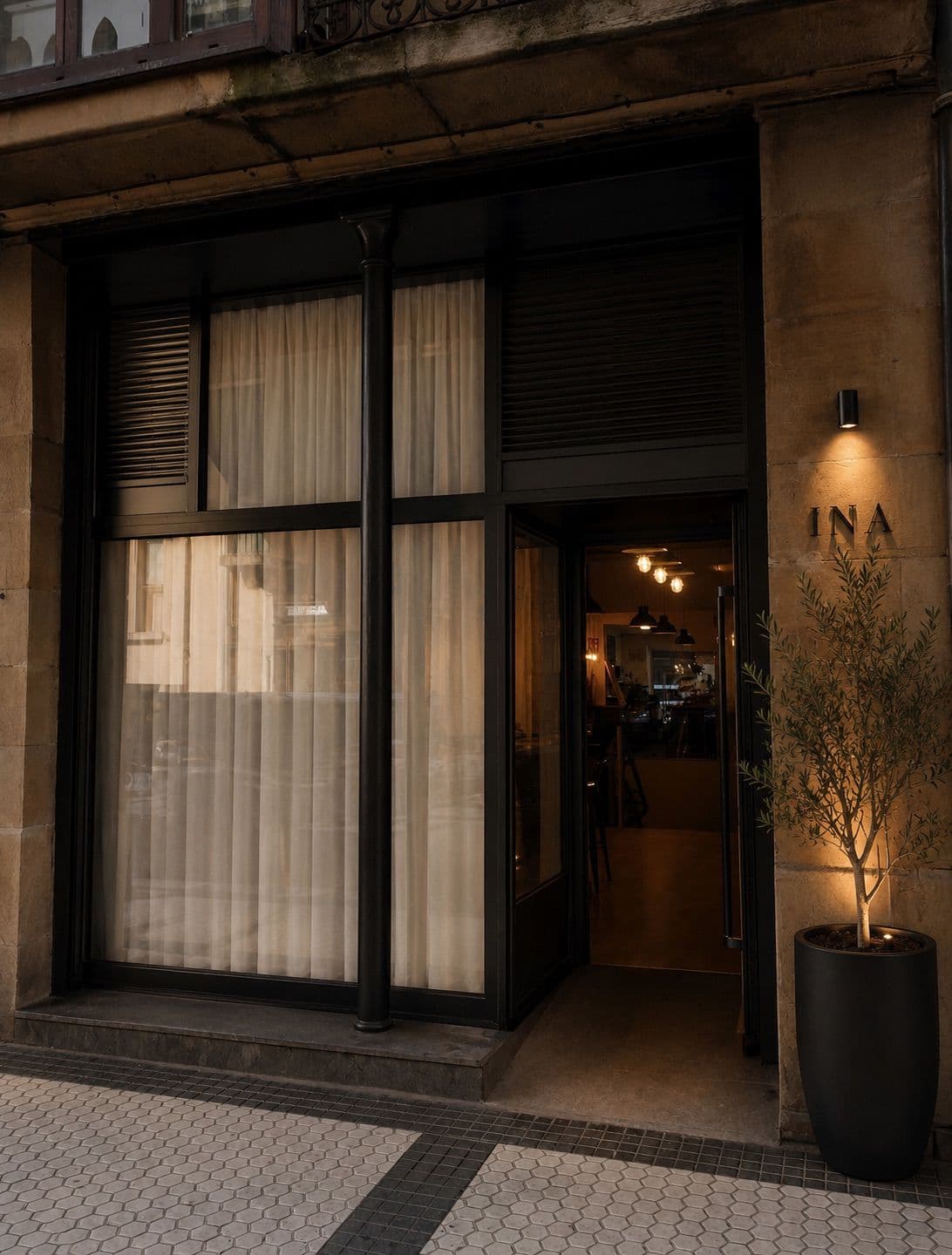 Fachada del restaurante de postres INA en San Sebastián